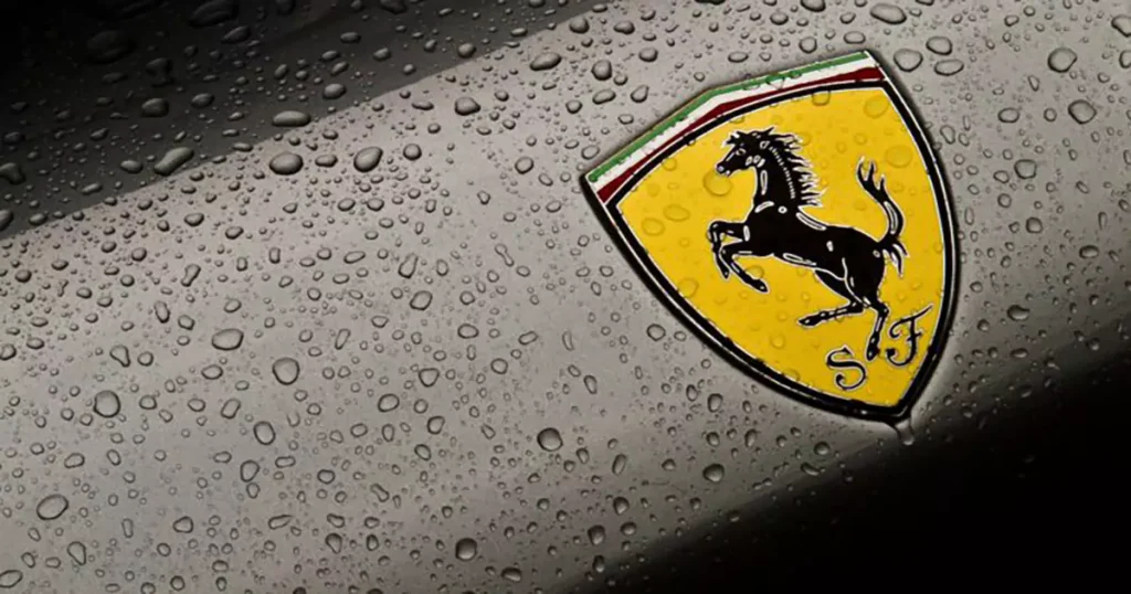 لوگو ی شرکت فراری (Ferrari) روی داشبورد با قطره های باران