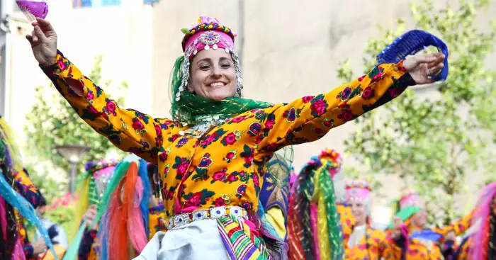 زن با لباس محلی در حال رقص