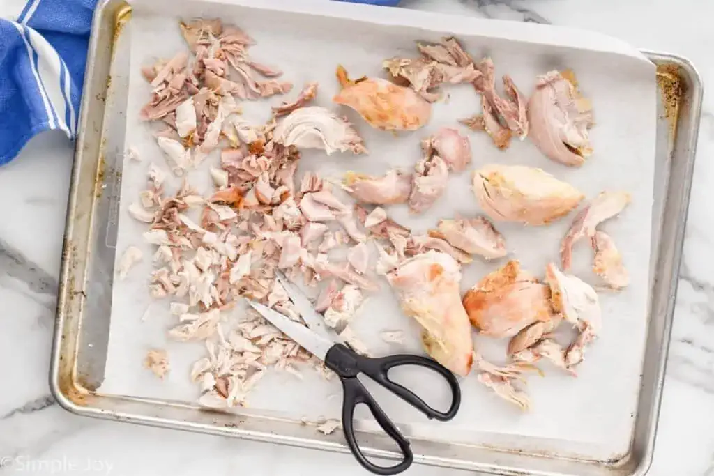 مرغ پخته خورد شده با قیچی برای نگهداری در فریزر