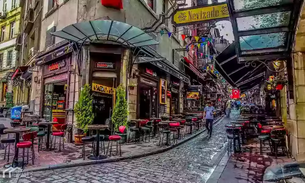 کافه ای زیبا در خیابانی سنگ فرش شده