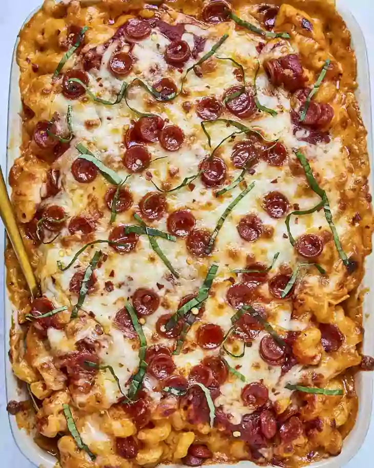 ماکارونی با سس بشامل و پنیر پیتزا