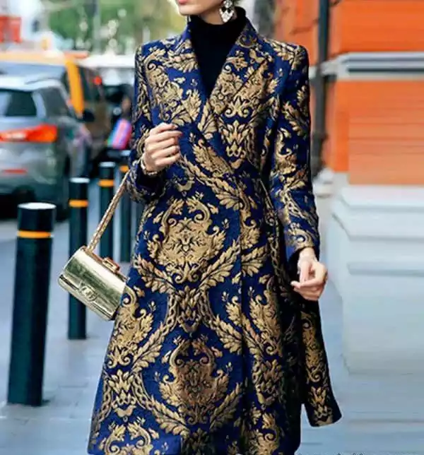 زنی با لباس طرح دار در خیابان
