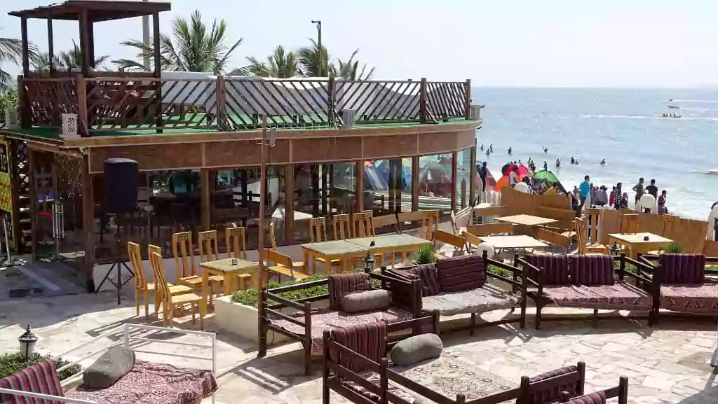 رستوران محلی با میز و صندلی در ساحل
