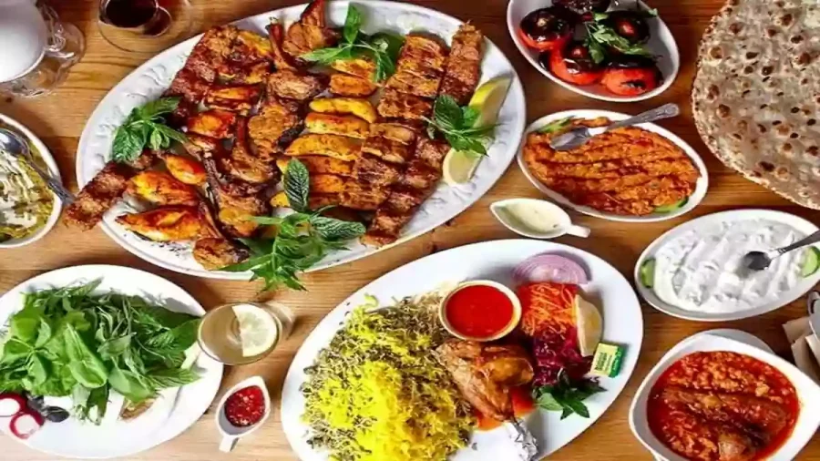 انواع غذاهای ایرانی در سینی آماده سرو