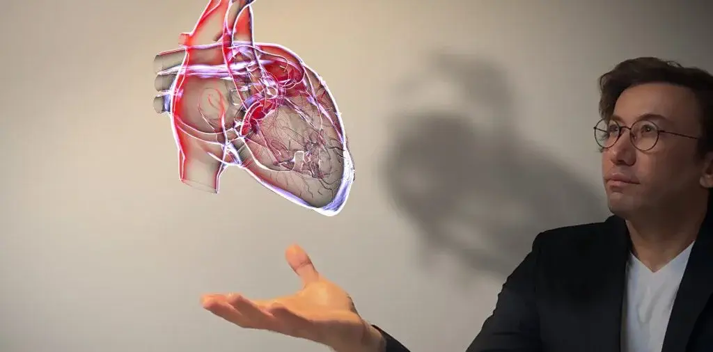 استادی درحال تشریح اجزای قلب با استفاده از واقعیت مجازی و تصویر سه بعدی قلب