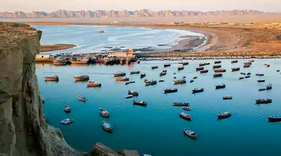 ساحل فیروزه ای و قایقها در چابهار