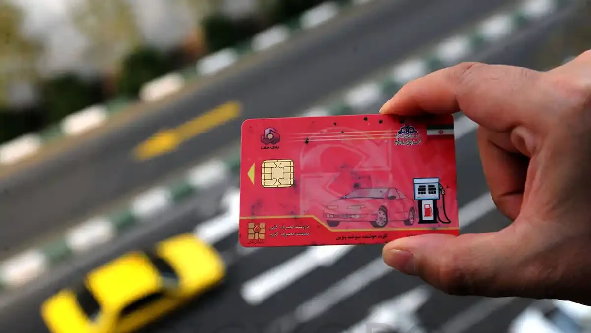 کارت سوخت قرمز ماشین در نمایی از خیابان با یک تاکسی