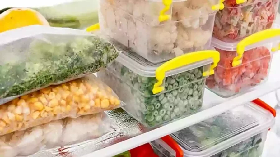 حبوبات و سبزیجات بسته بندی شده در ظرف پلاستیکی در فریزر