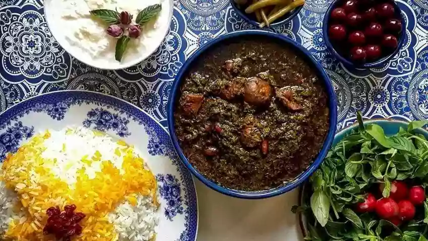 خورشت قرمه سبزی با برنج در آشپزی ایرانی