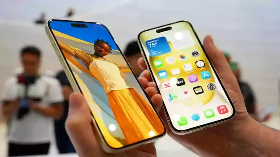 دو عدد گوشی آیفون و عکس زن سیاهپوست با لباس زرد درون گوشی