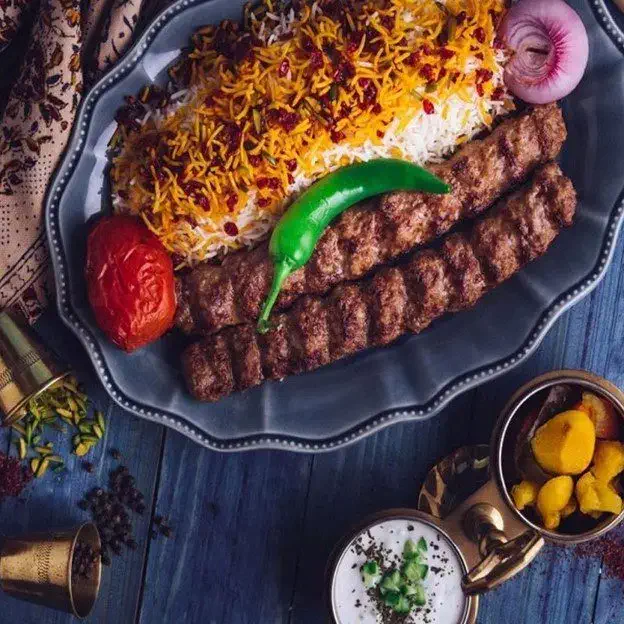 کباب کوبیده ایرانی با برنج و گوجه