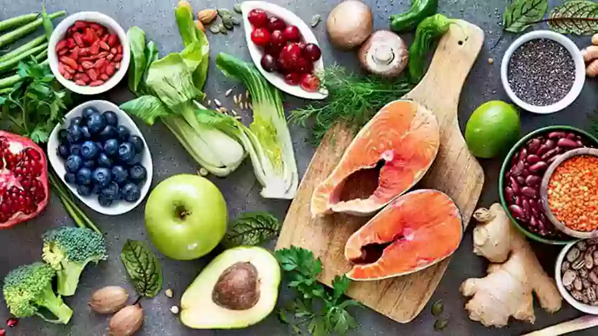 انواع سبزیجات و میوه های رنگارنگ روی میز