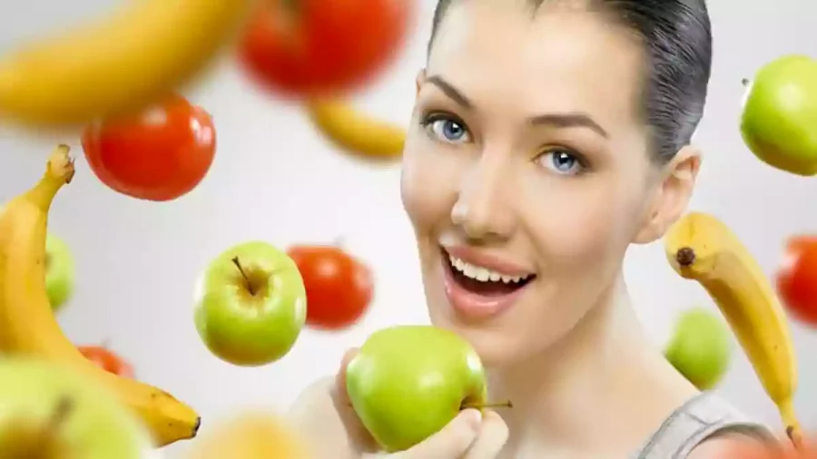 یک دختر با سیب سبز و قرمز در اطرافش