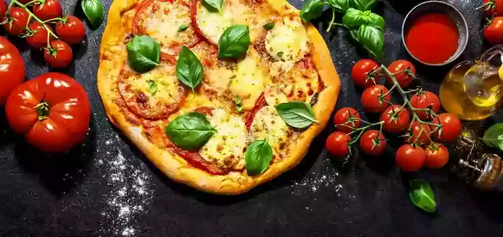 پیتزا مرغ به همراه گوجه و سبزیجات