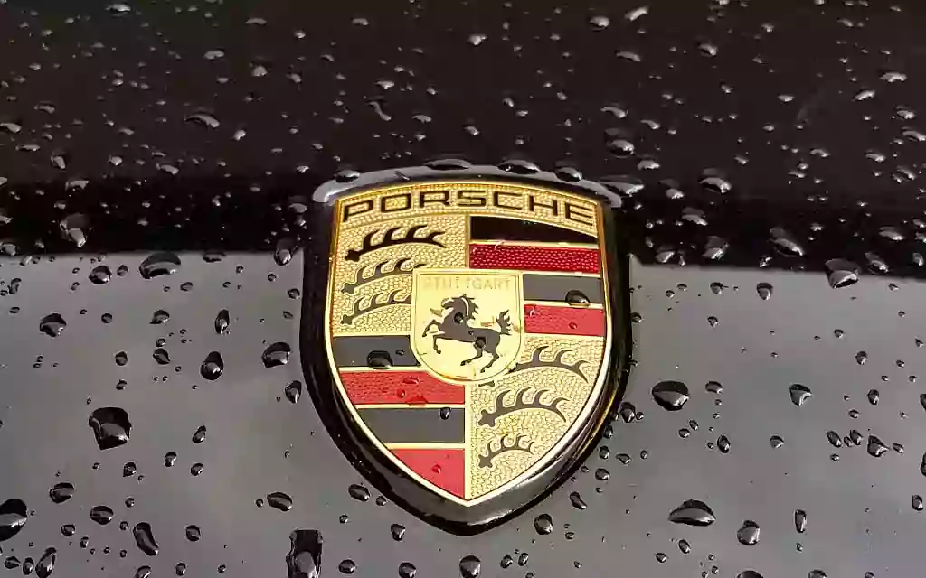 لوگو شرکت پورشه روی سطح بارانی جذاب
