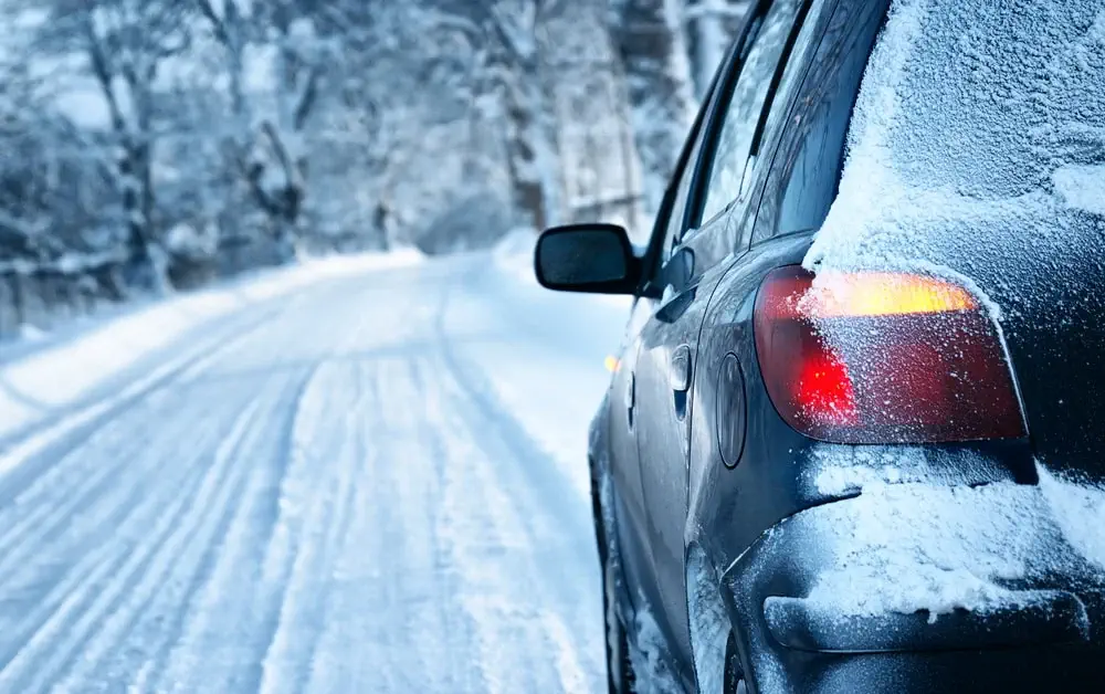 ماشین در جاده زمستانی و برفی