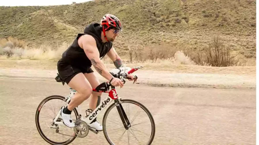 مردی در حال دوچرخه سواری در طبیعت برای مسابقه