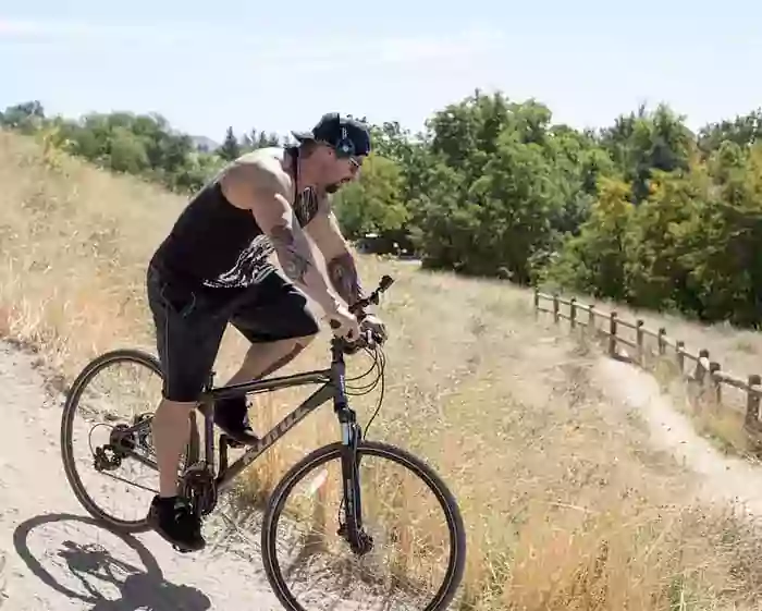 مردی در حال راندن دوچرخه در طبیعت
