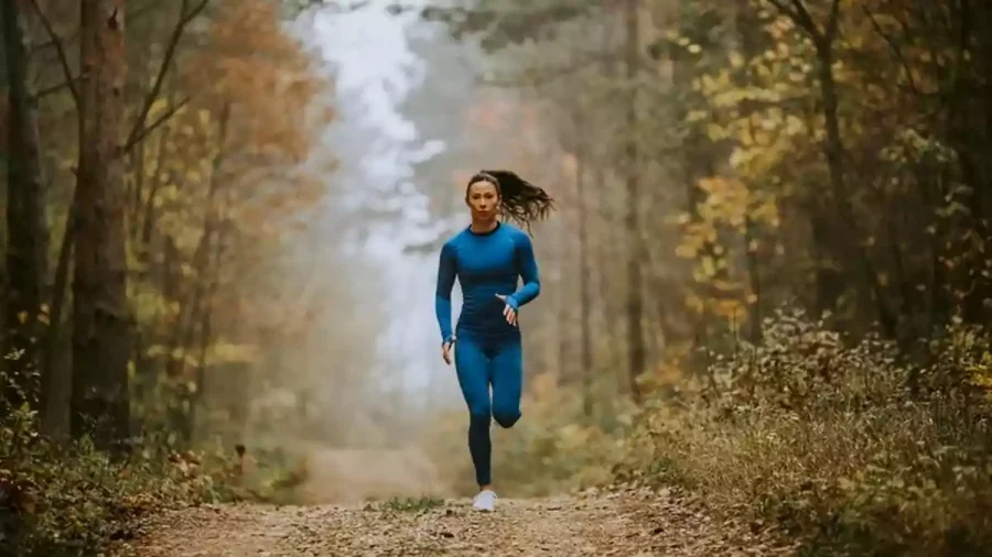 زنی در حال دودن در طبیعت