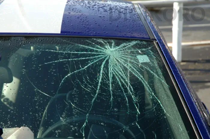 سنگ خوردگی شیشه‌ اتومبیل