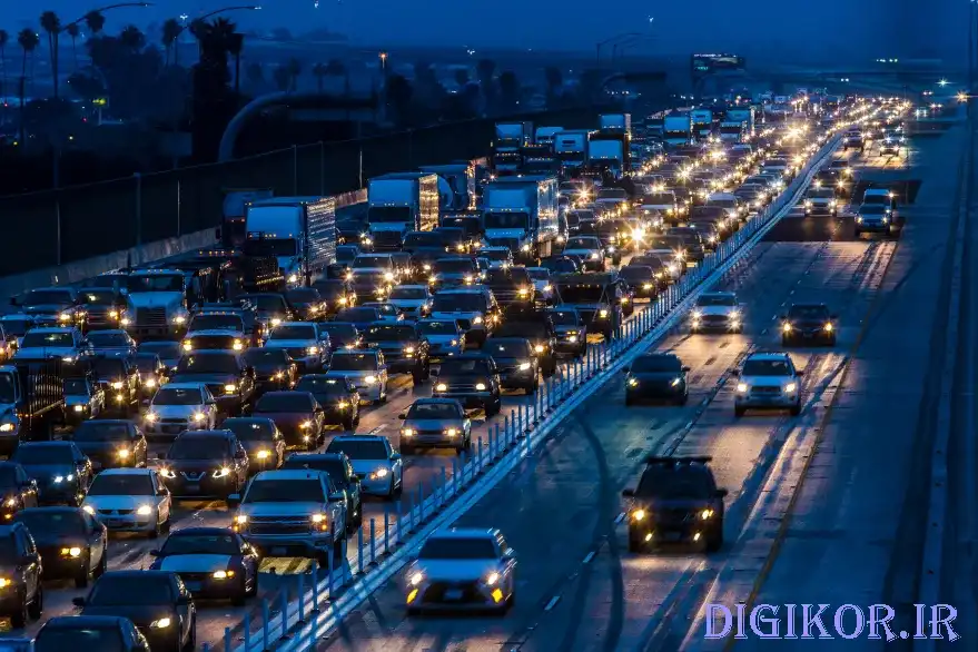 ماشینها در شب پر ترافیک در خیابان
