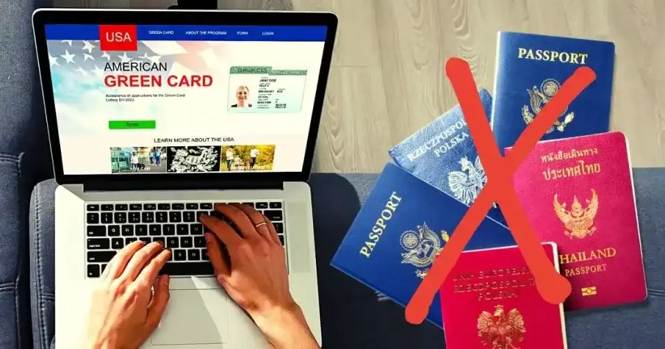 یک لپ تاپ و جند عدد پاسپورت آبی و قرمز